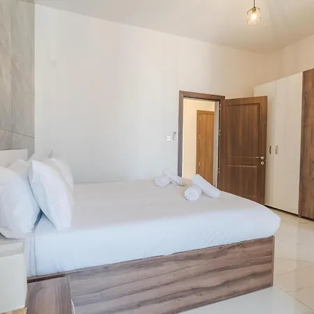 Beautiful 4br Penthouse With Large Terrace With Wifi Lägenhet Żabbar