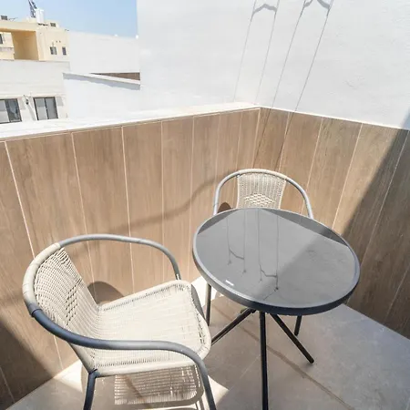 Beautiful 4br Penthouse With Large Terrace With Wifi Żabbar