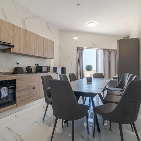 Beautiful 4br Penthouse With Large Terrace With Wifi * Żabbar